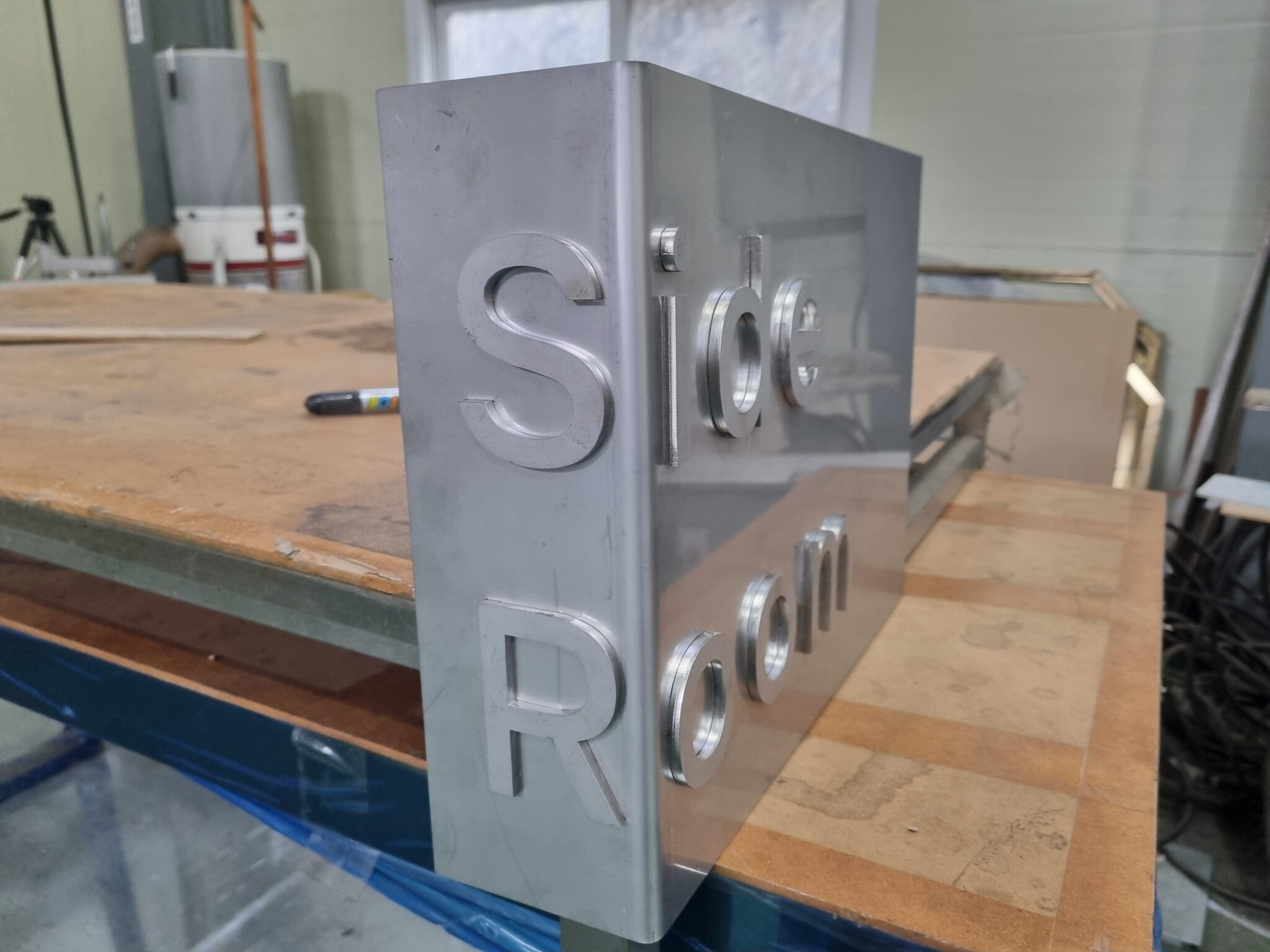 스테인리스 재료를 활용한 디자인 스텐 코너간판 제작 방법: 내구성과 세련미를 동시에!